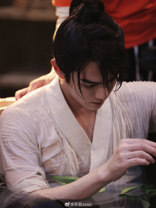 许凯晒出一组越今朝扁络桓片场照……|许凯_新浪新闻