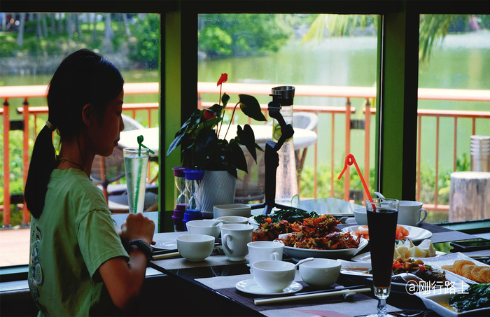在天鸿度假村湖畔餐厅用餐有种抛下时间的烦恼