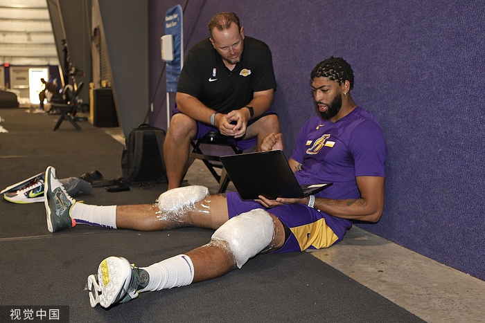 湖人队球员安东尼·戴维斯正在回看训练数据。（图片来源：视觉中国）