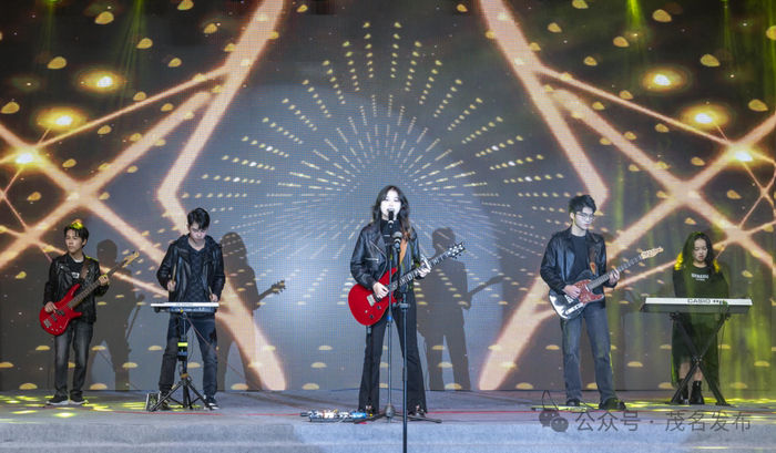 乐队演奏《SparksFIy》