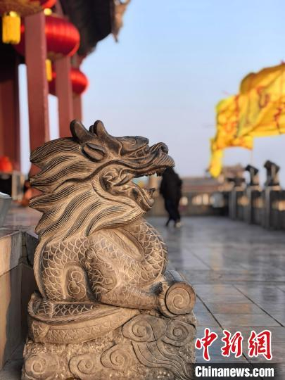在开封,人们常常会登上龙亭大殿,摸摸龙头,祈福纳祥.杨静 摄