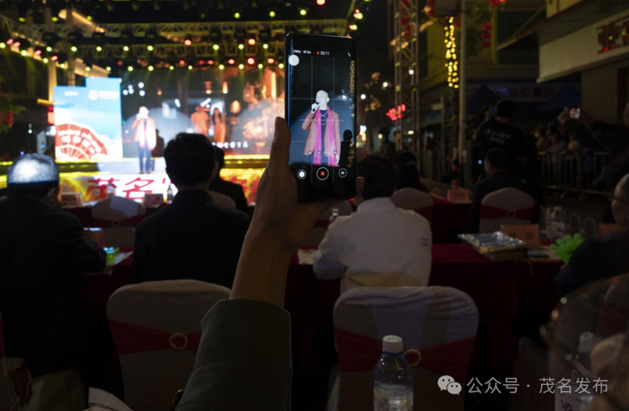 网络村晚节目吸引了众多市民观看