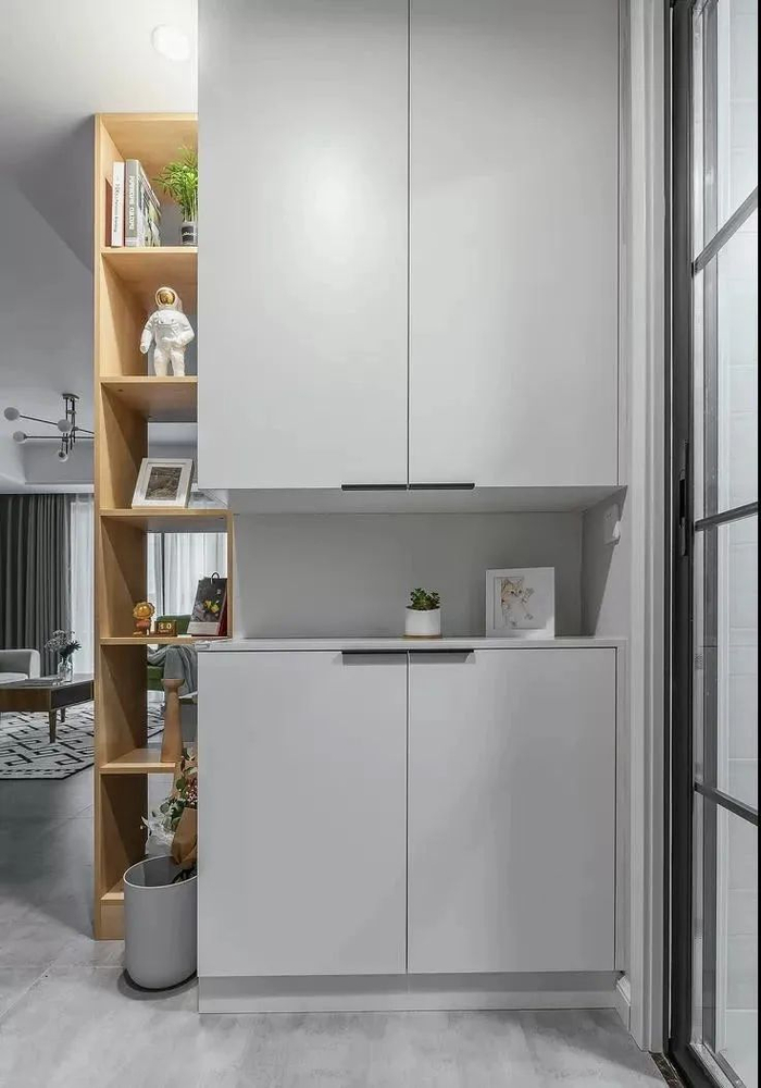 所谓"隐形",是因为鞋柜的外观与墙面保持一致,采用了同样的颜色和材质