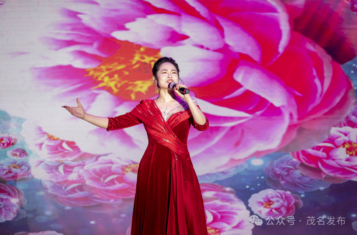 女声独唱《花开新时代》