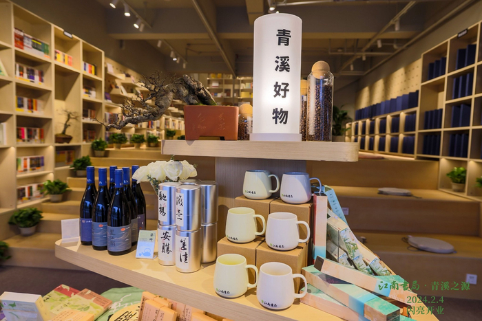 书店特别设置了青浦特产展台“青溪好物”