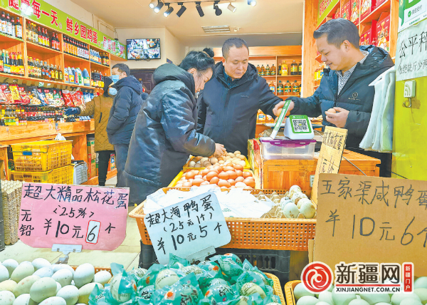 2月2日，顾客在盛源农贸市场选购年货。（全媒体记者宋建华摄）
