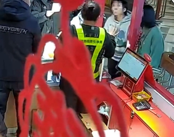 消费者和彩票店员工争执现场（视频截图）