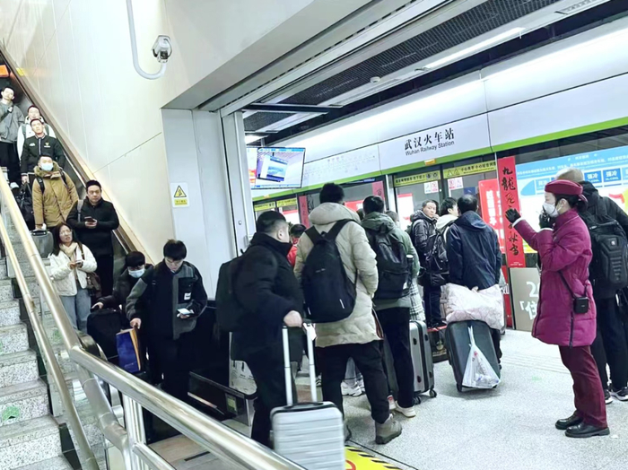 5日凌晨，4号线武汉火车站工作人员组织乘客有序登上末班车。