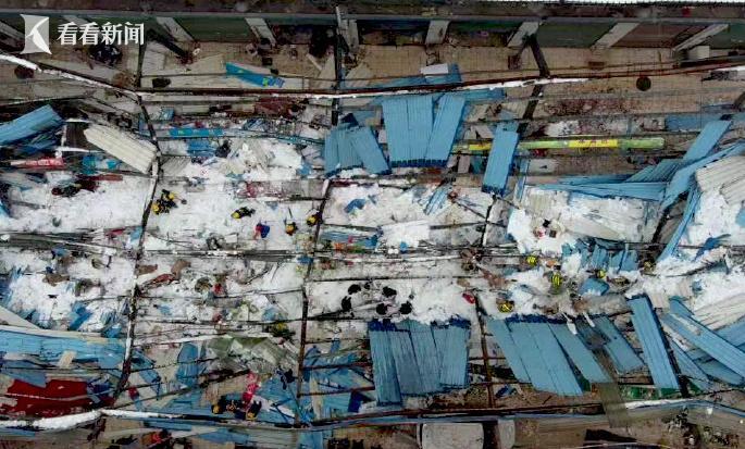 2月5日10时15分,湖南益阳南县人民路集贸市场顶棚因积雪发生局部垮塌