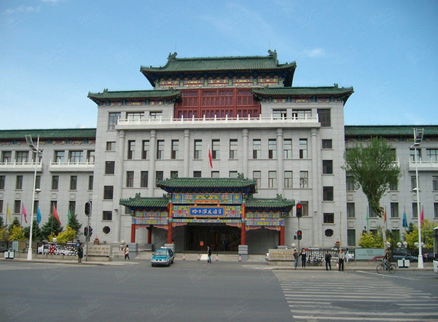 原名"中苏友谊宫"始建于1954年,坐落于美丽的松花江畔,是哈尔滨沿江