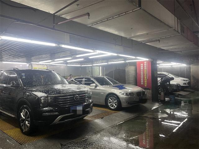 春节临近昆明洗车场生意火爆 有商家一天洗70余辆车