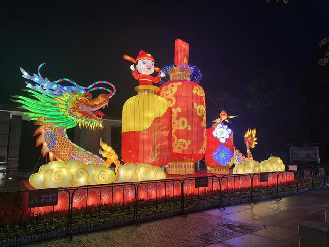 据悉,今年春节节日气氛亮化工作以节能,环保为主题,把传统灯饰工矣腚