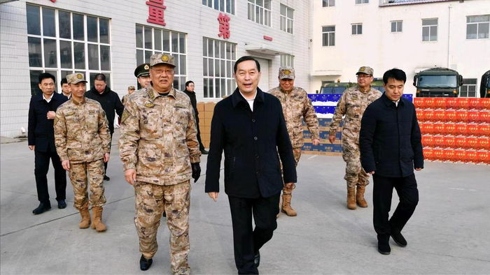 张超超走访慰问驻石部队官兵先进典型和市级老同志