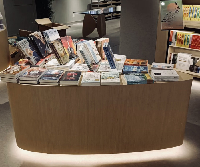 崧泽文化双层镂孔陶壶三角形纹样为设计元素的书架