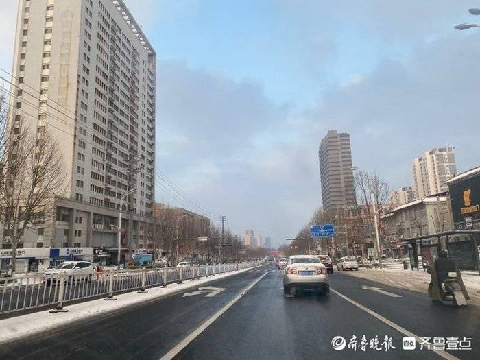 从黑夜到白昼济南钢城区开启通宵清雪作业模式