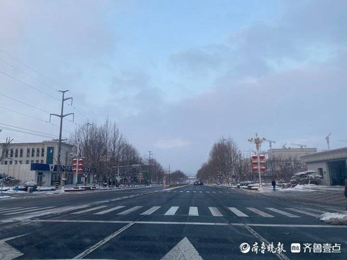 从黑夜到白昼济南钢城区开启通宵清雪作业模式