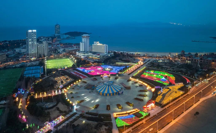 2024青岛新春头彩花灯会在汇泉广场首次亮灯|青岛市_新浪新闻