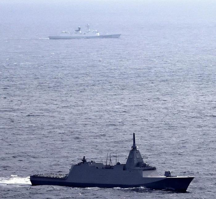 《读卖新闻》发布的日本海上自卫队最上级护卫舰与中国海军054A护卫舰在东海航行