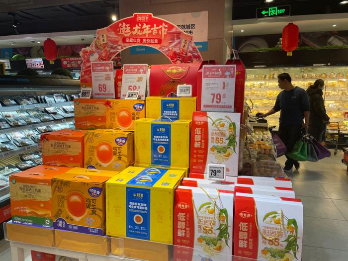 年货市场上，鸡蛋礼盒品种多样。 新京报记者 王思炀 摄