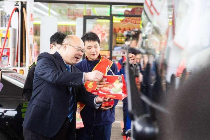 盼盼食品为旅客送上早餐包