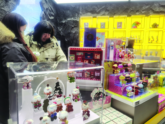 图为琳琅满目的潮玩产品吸引消费者驻足。