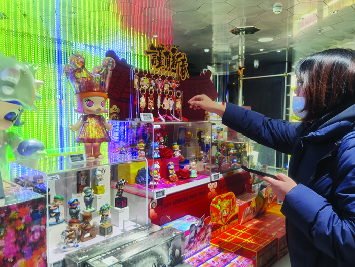 图为消费者正在挑选新款潮玩。