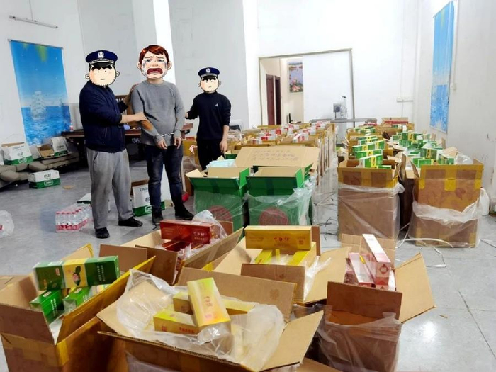 近期,开平市公安局经侦大队接到群众举报,有人从广西运送假烟到江门
