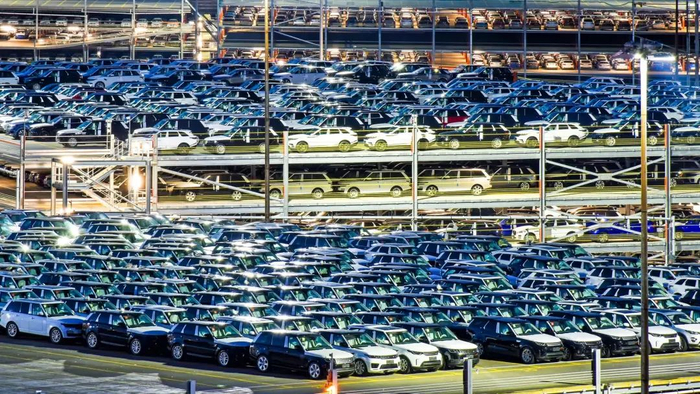 港口上堆积如山的汽车