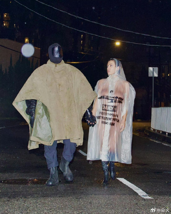 侃爷与妻子Bianca Censori 淋雨行走在LA街头……|坎耶维斯特|街拍|老师|意图|两人_新浪新闻