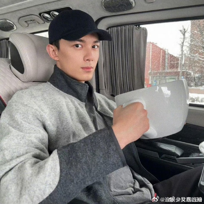 吴磊发微博晒自己的巨型咖啡杯,咖啡哥一个人独酌一杯……|吴磊_新浪