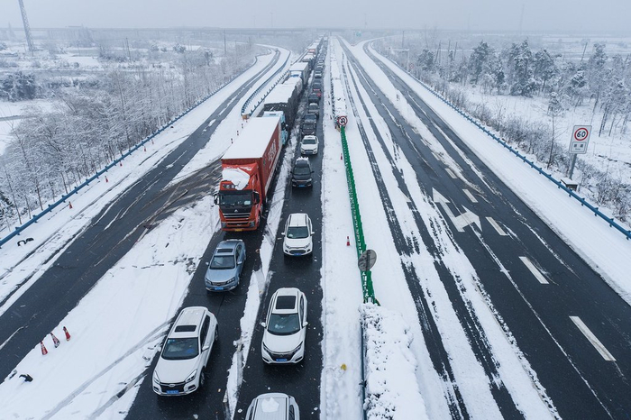 2024年2月6日，湖北武汉，武汉持续降雪，沪蓉高速武汉段拥堵严重，在高速路上下桥匝道，不少车辆因路面结冰抛锚。 IC 图