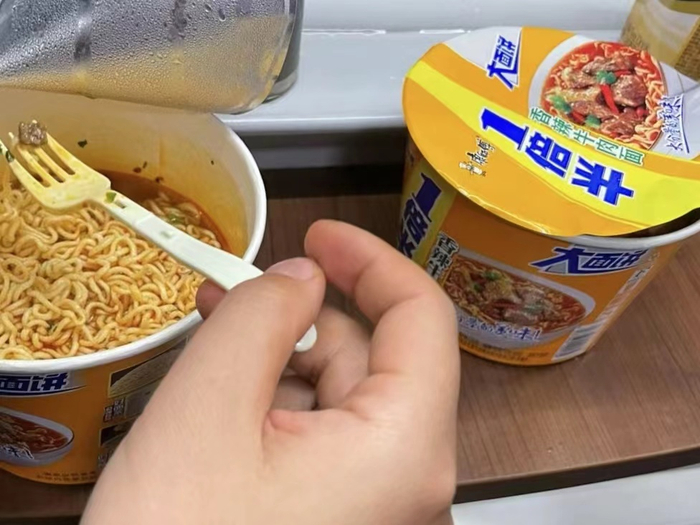 　被困在车上的小煜收到了列车工作人员送来的泡面。 受访者供图