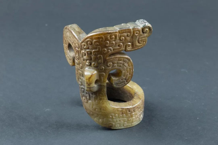 龙首纹龙形白玉饰