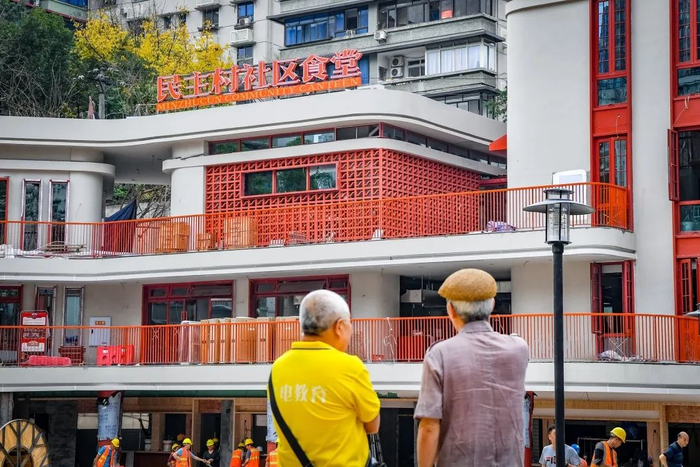 居民在社区食堂前闲聊（资料图）。曹鸣鸥 摄