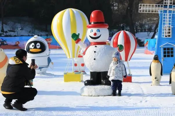 游客在紫竹院公园内拍照留念