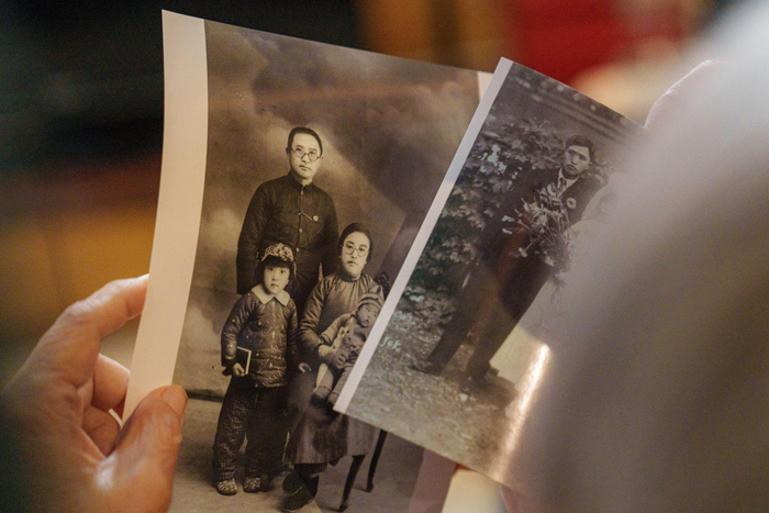 ▲2月5日，肖鸣锵家中，肖鸣锵展示捐赠的部分老照片的副本。见习记者 李雨恒 摄