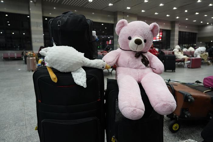 王昊的行李箱和带给女友的礼物。  新京报记者 赵敏 摄