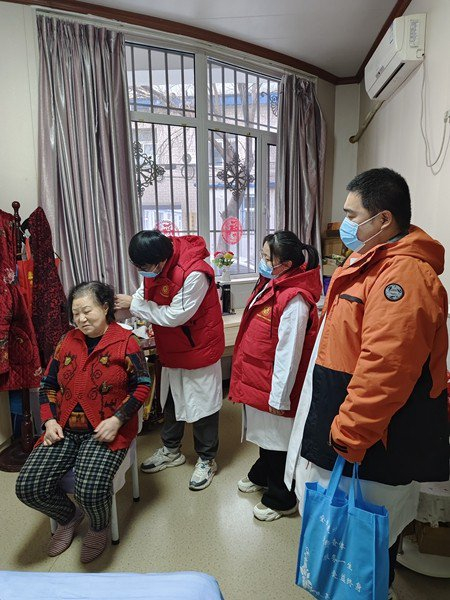     社区医院年轻医生到社区开展志愿服务。受访者供图