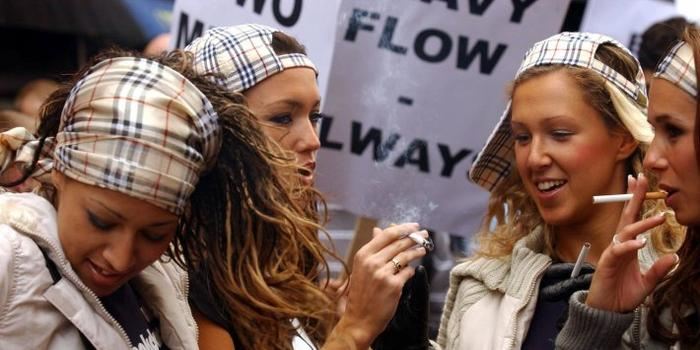 工人阶级使用带 LOGO的奢侈品，往往会依照刻板印象，固化成低俗的喜剧形象。