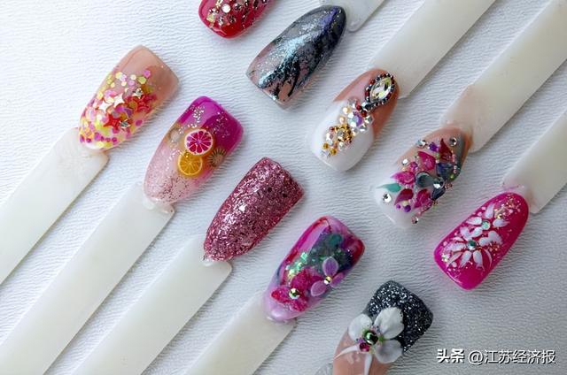 一副价格在1680元至2280元,其中最贵的是标价9999元的明朝点翠美甲