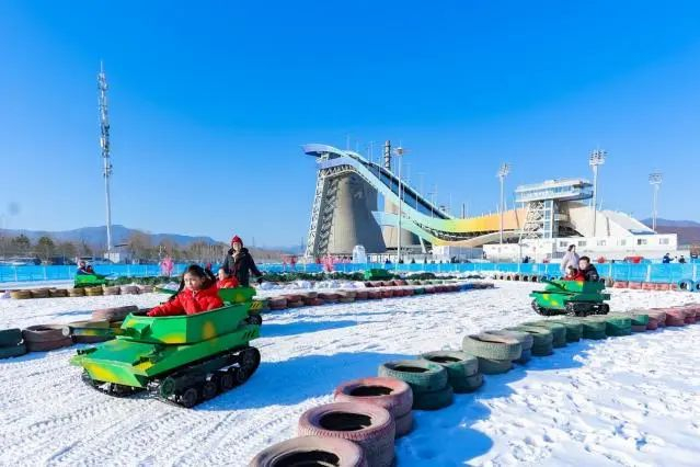 游客在“首钢园冰雪汇”体验游乐项目