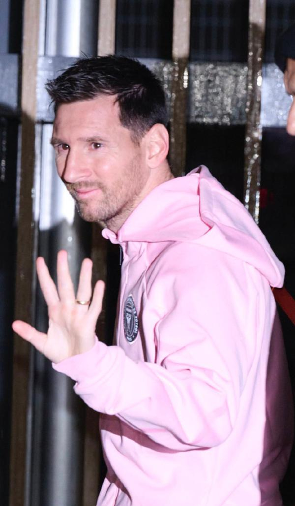 梅西和日本球迷打招呼。