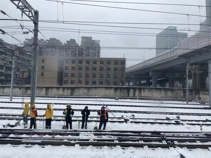 湖北暴雪中,困在路上的返乡人|陈冰|吴佳雯|冻雨_新浪