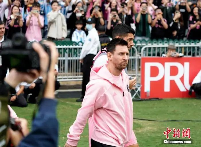 图为梅西（前）赛前走出球员通道。中新网记者 侯宇 摄