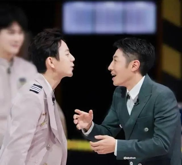 撒贝宁为了何炅离开央视?王源延迟毕业?456虚荣心依旧?