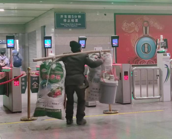 1月30日凌晨，向代贵挑着行李出现在北京西站第五候车室。  新京报记者 赵敏 摄