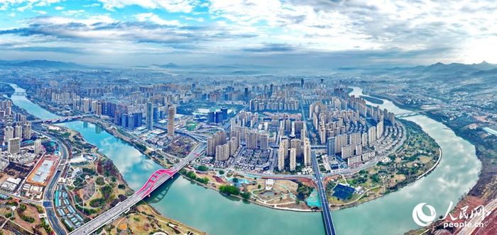 赣州市中心城区高楼林立,公园,桥梁,快速路等基础设施日趋完善.