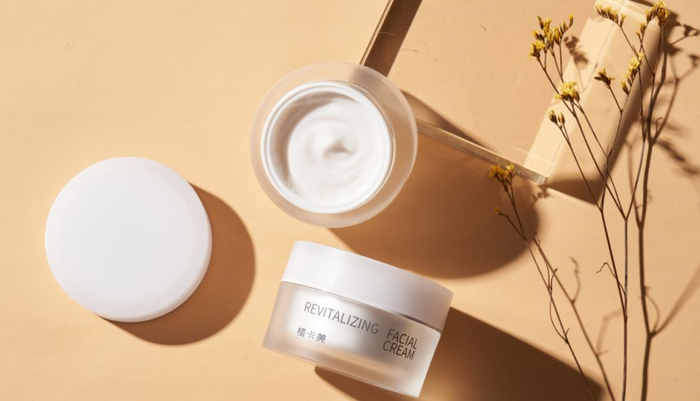 同样成分的欧美品牌网上售价700元-1300元左右，植卡美十肽霜，无论是使用体验，还是功效上都不输它们的抗老面霜。按常理来说怎么也要差不多的价格。