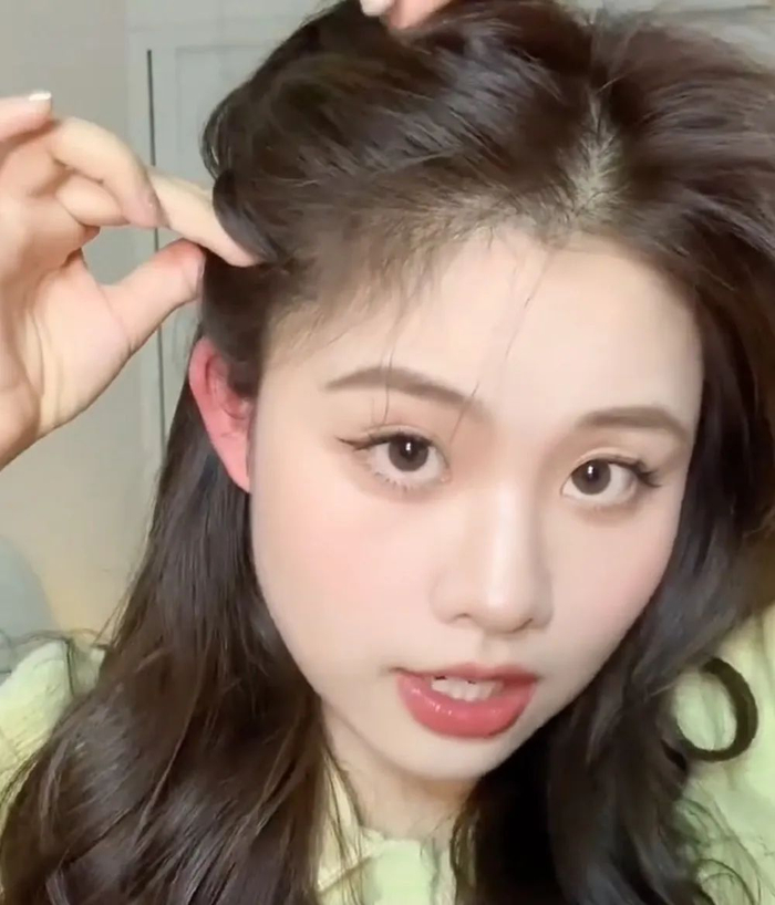 一半和前面刚刚拧过的头发用黑色小头绳固定住,注意皮筋扎到离发根两