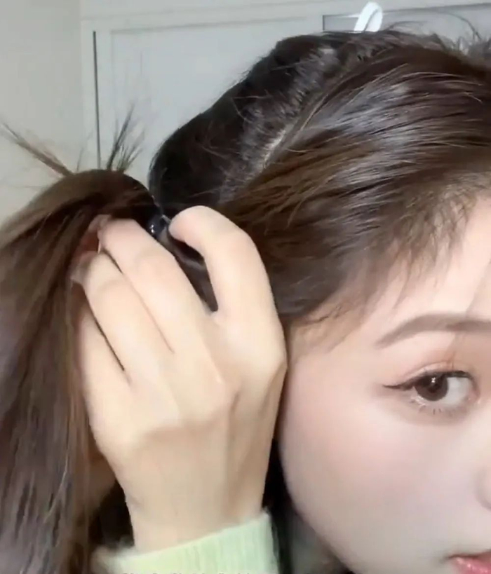 拧过的头发用黑色小头绳固定住,注意皮筋扎到离发根两三指的距离即可